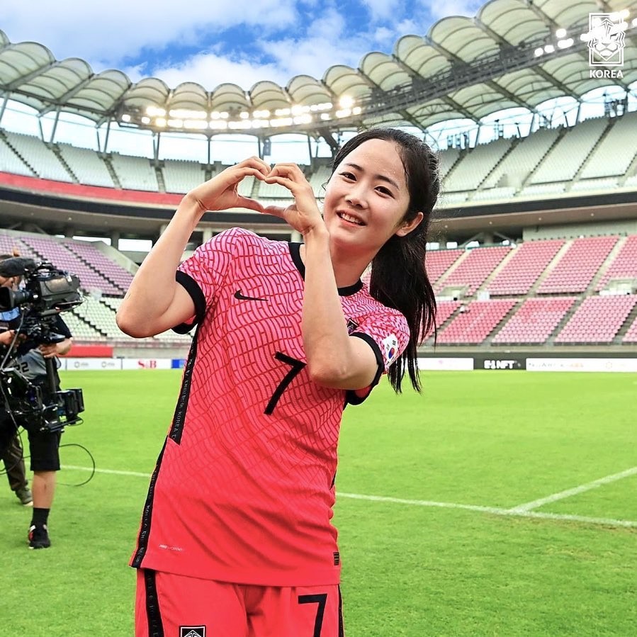 Lee Min Ah sở hữu chiều cao 1m58 và gương mặt như búp bê, cô nàng luôn thu hút mọi ánh nhìn mỗi khi thi đấu