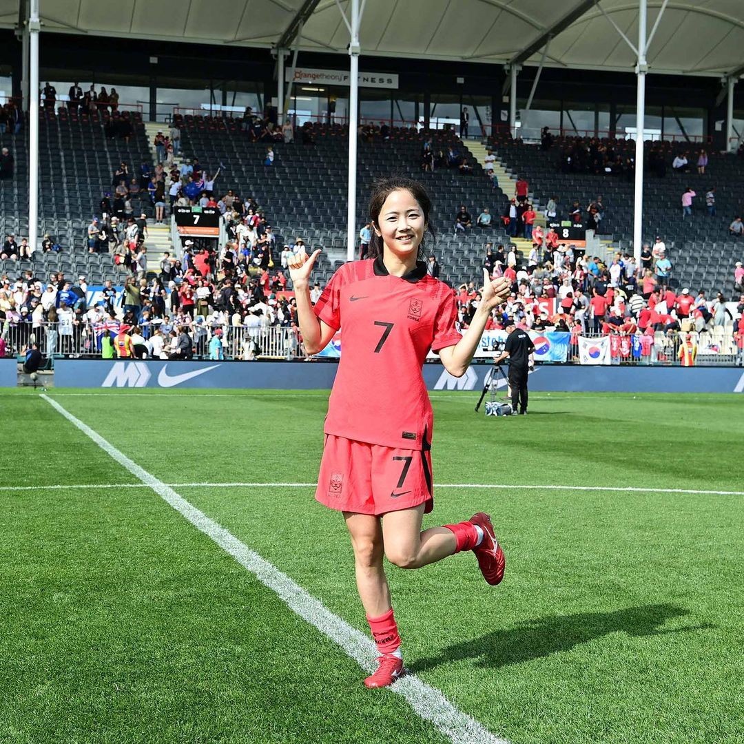 Không những xinh đẹp, cô còn sở hữu lối chơi kỹ thuật cùng với những pha di chuyển nhanh nhẹn, dứt điểm tốt. Cô nàng còn nhận giải thưởng Cầu thủ nữ xuất sắc nhất Hàn Quốc năm 2017 