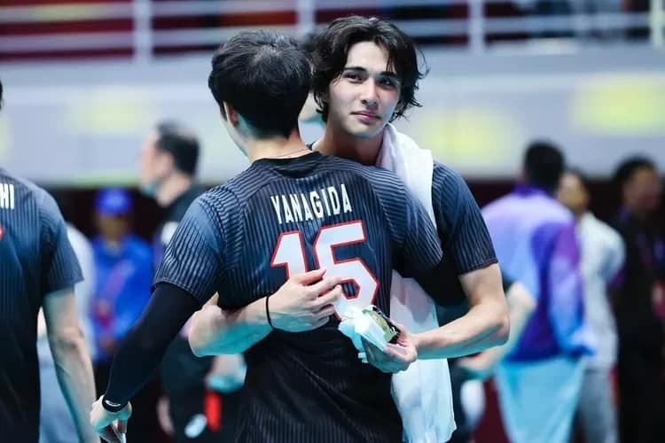 Takahashi nhận được nhiều chú ý bởi vẻ ngoài điển trai. Anh sở hữu chiều cao 1m93, có khả năng bật nhảy tấn công lên tới 3m50