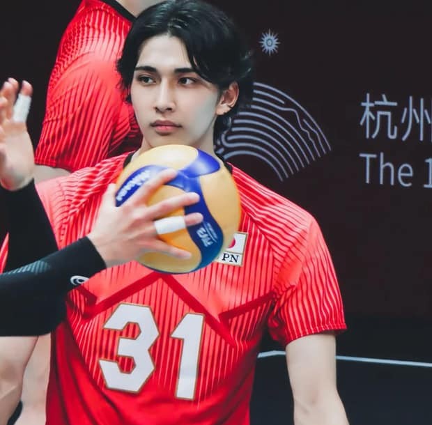 Takahashi sinh ngày 13/10/2003 và có bố là người Iran, còn mẹ là người Nhật Bản. Anh hiện là sinh viên tại trường Đại học Hosei. 