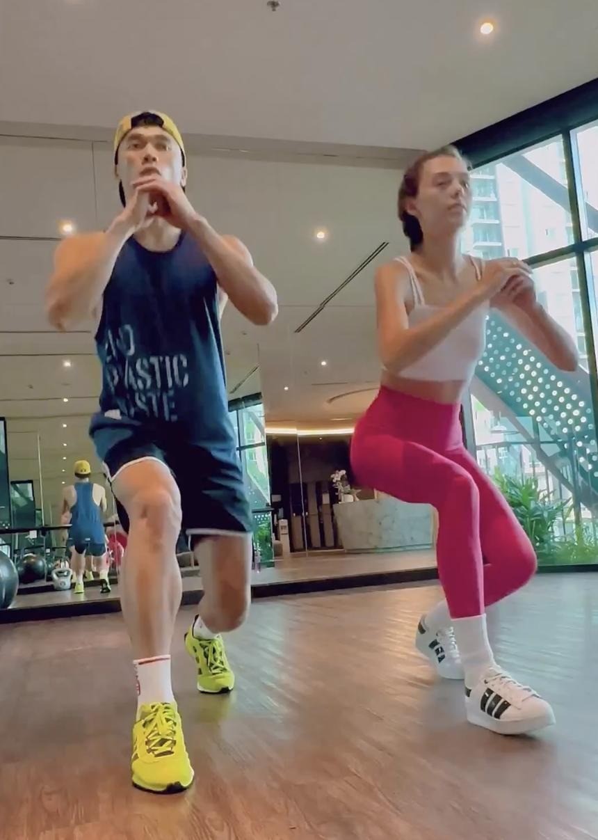 Bùi Tiến Dũng tỉ mỉ từng động tác cho bà xã Dianka 