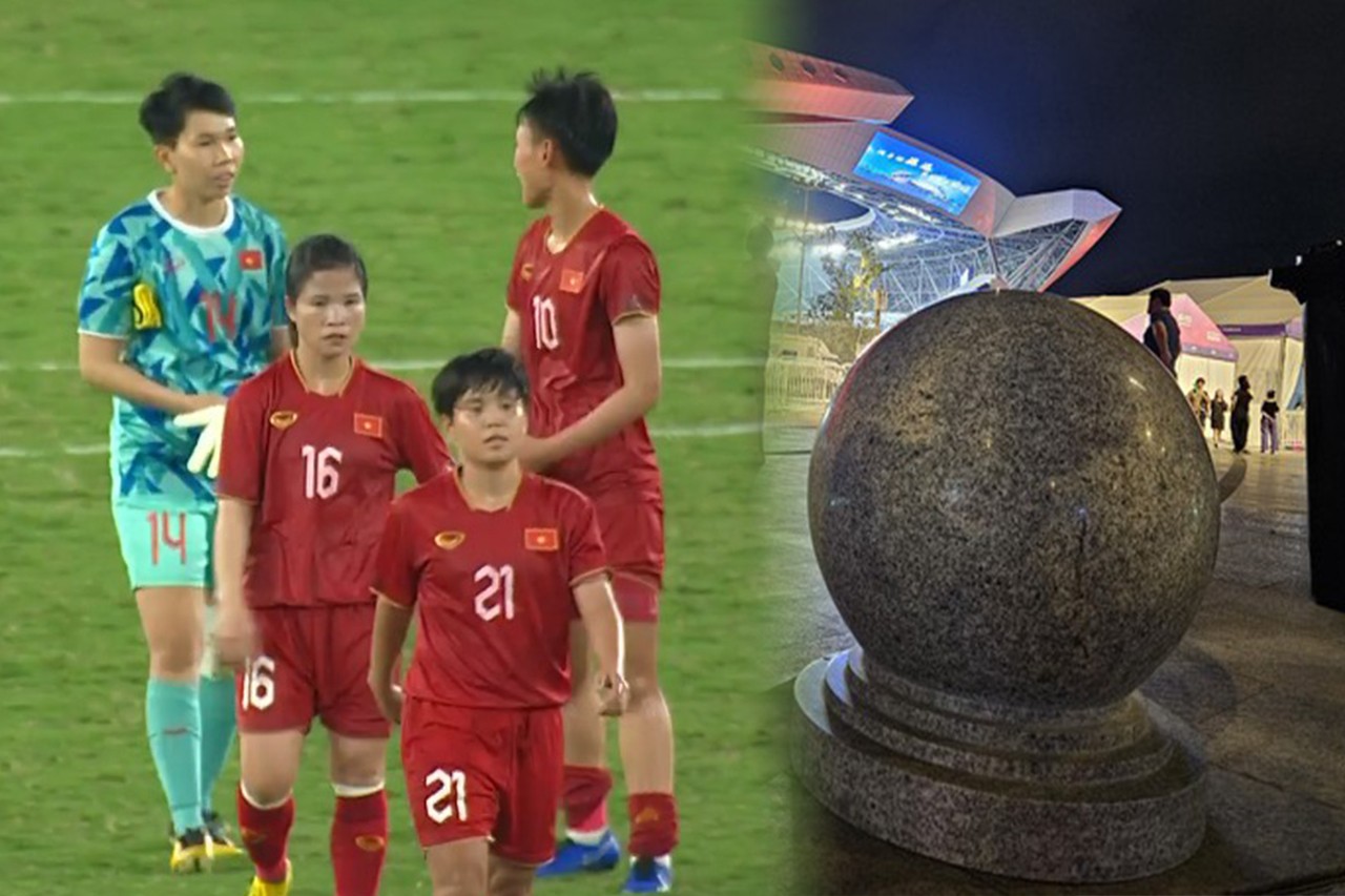 Hình ảnh quả cầu đá đặt trước sân vận động để lại những ký ức đáng quên cho bóng đá Việt Nam