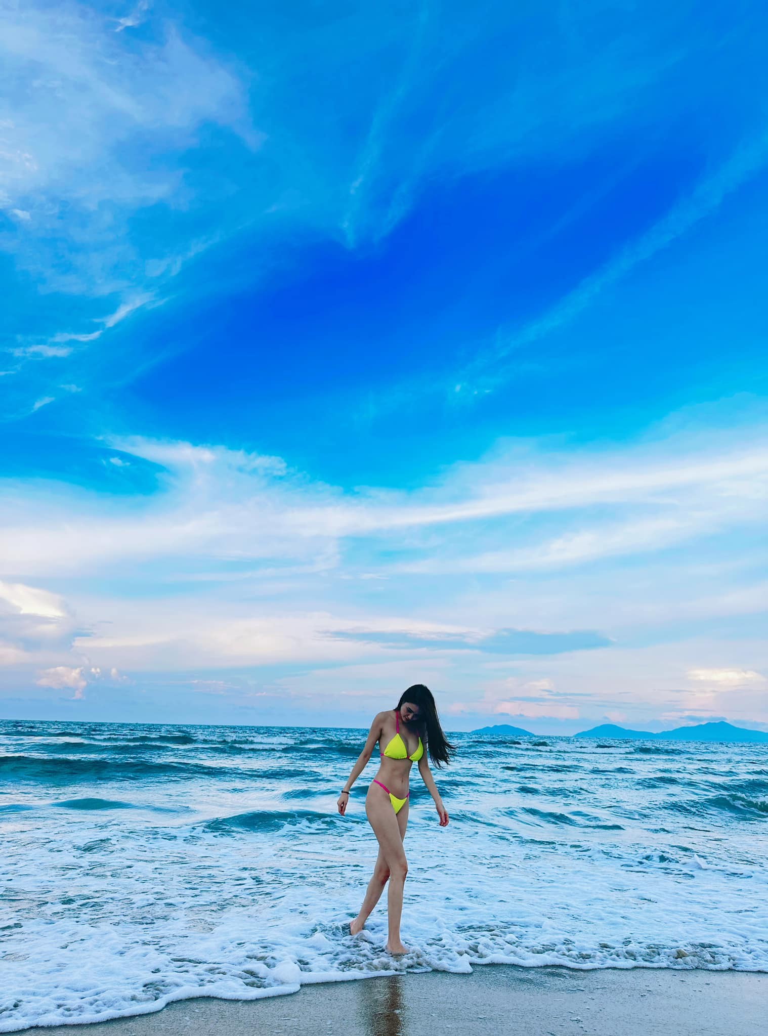 Khánh Chi nổi bật với bộ bikini hai mảnh màu xanh nõn chuối khoe vòng eo thon gọn cùng đôi chân dài miên man