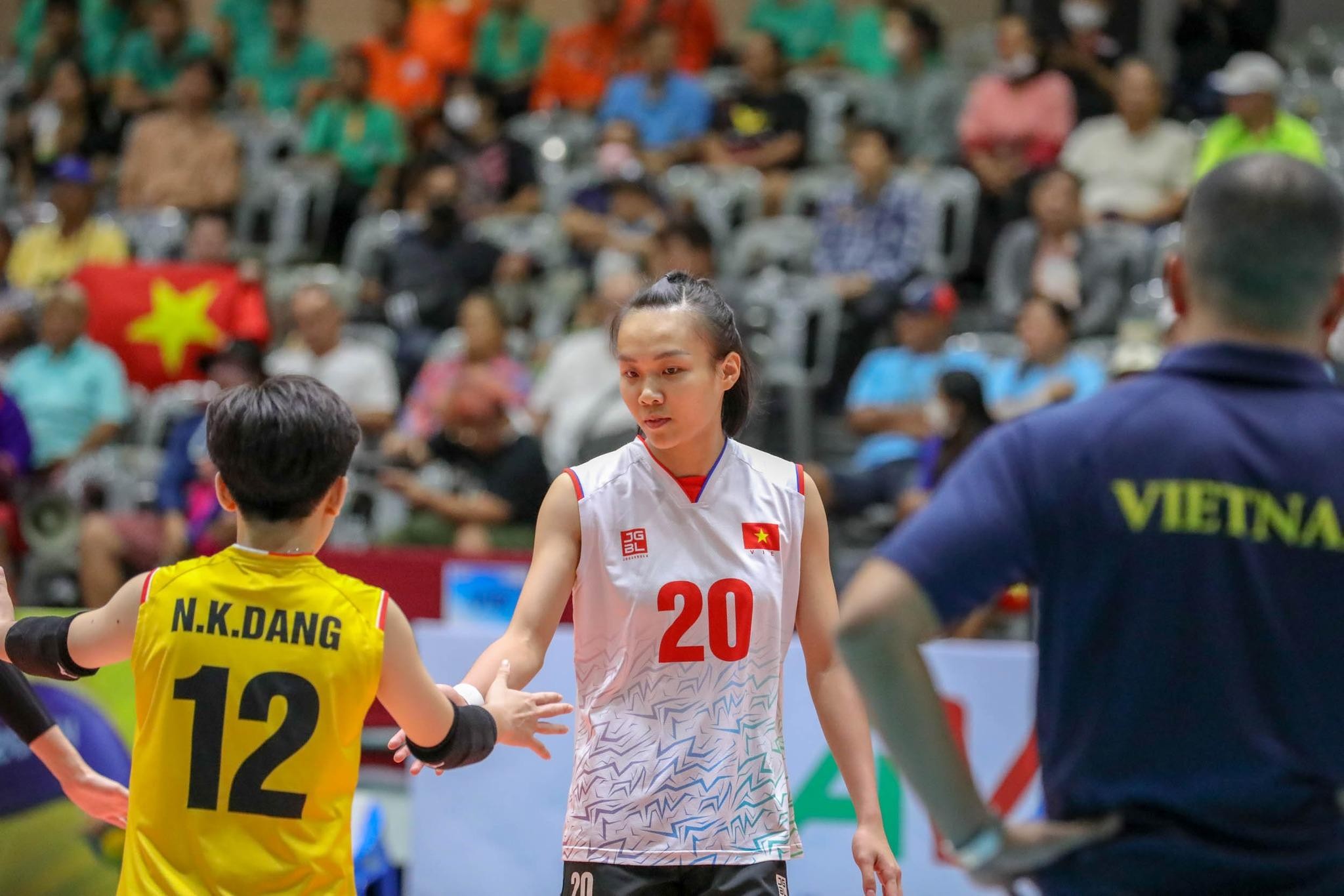 Chủ công Trần Tú Linh sinh năm 1999 này đã trở thành một trong những niềm hy vọng lớn của ĐT nữ Việt Nam, bên cạnh những cái tên như Thanh Thúy và Như Quỳnh