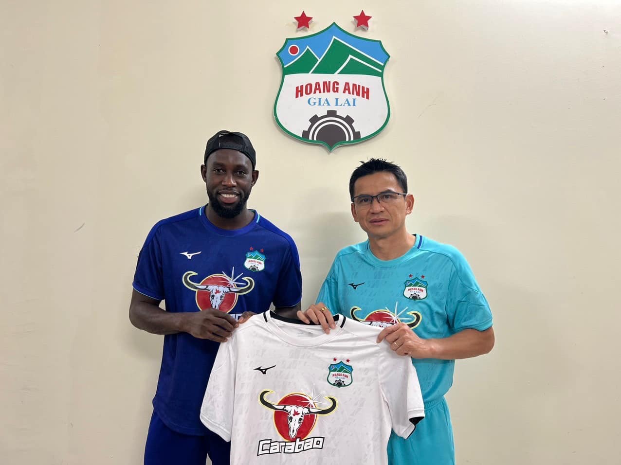 HAGL chiêu mộ thành công tiền đạo Joao Mario. Tiền đạo sinh năm 1993 đang thi đấu cho tuyển Guinea. Mùa giải trước anh thi đấu cho CLB Spartak Varna của giải VĐQG Bulgaria. 