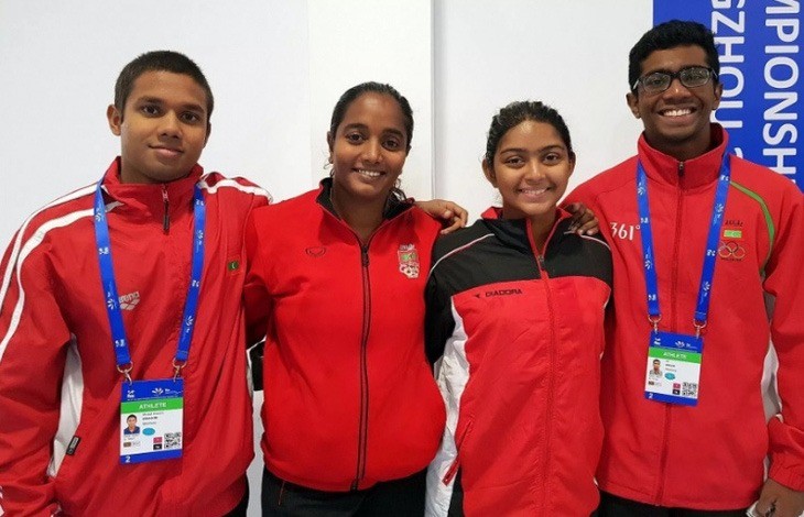 Kình ngư Azzam Ibrahim (trái) đã truyền cảm hứng cho nhiều VĐV bơi tại Maldives Kình ngư Azzam Ibrahim (trái) đã truyền cảm hứng cho nhiều VĐV bơi tại Maldives