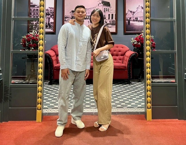 Tú Linh và Tùng Lâm thường chia sẻ những khoảnh khắc bên nhau đầy trẻ trung, lãng mạn và tình cảm