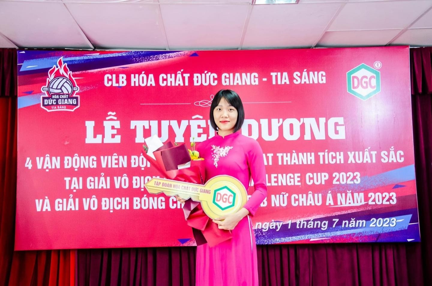 Trần Tú Linh đã được đơn vị chủ quản là CLB Hóa Chất Đức Giang tặng thưởng căn hộ cho thành tích thi đấu xuất sắc cùng đội tuyển bóng chuyền nữ Việt Nam ở giải châu Á