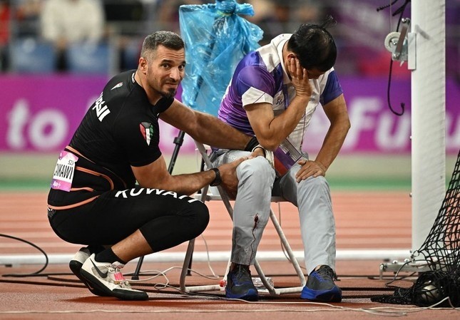 Ali Zankawi cố định vết thương cho trọng tài Ali Zankawi Ali Zankawi cố định vết thương cho trọng tài Ali Zankawi