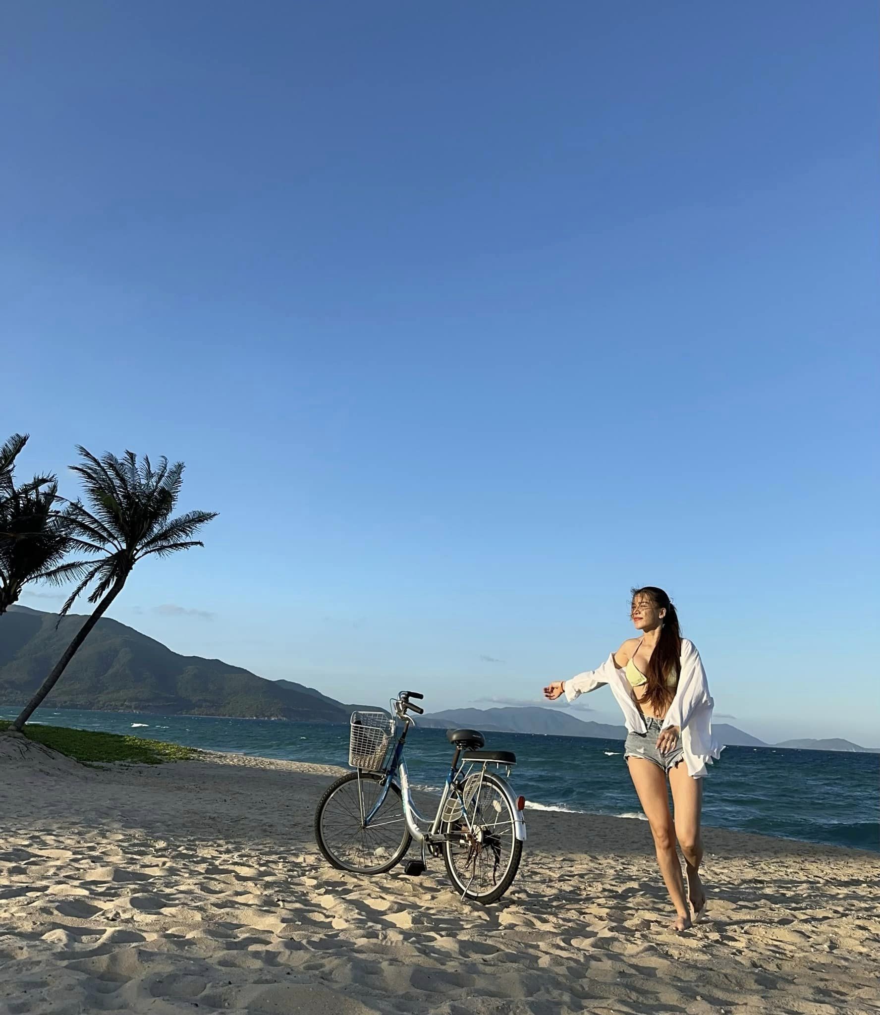 Để duy trì vóc dáng săn chắc, Yến Xuân chăm chỉ tập luyện tại phòng thể hình, đạp xe, chơi thể thao đều đặn mỗi ngày