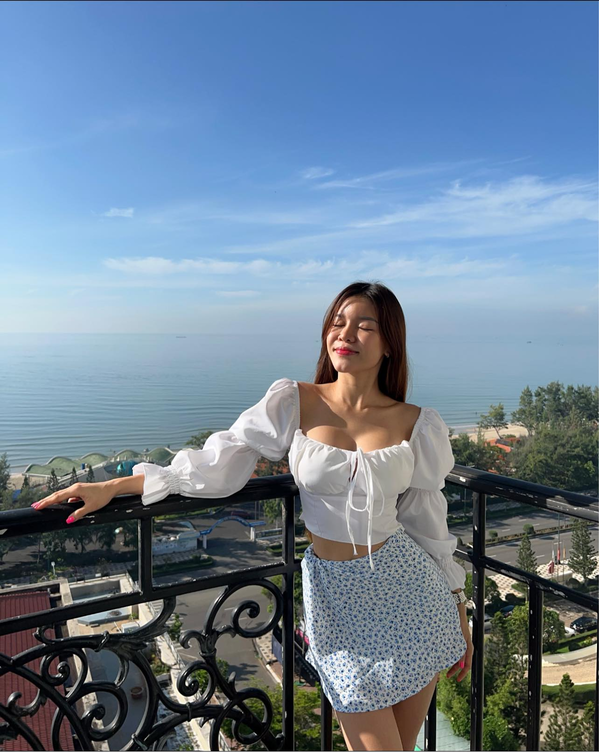 Ngoài sở hữu gương mặt khả ái, thân hình nóng bỏng, Yến Xuân còn khiến cộng đồng mạng nể phục với hành trình nỗ lực giảm cân, duy trì vóc dáng