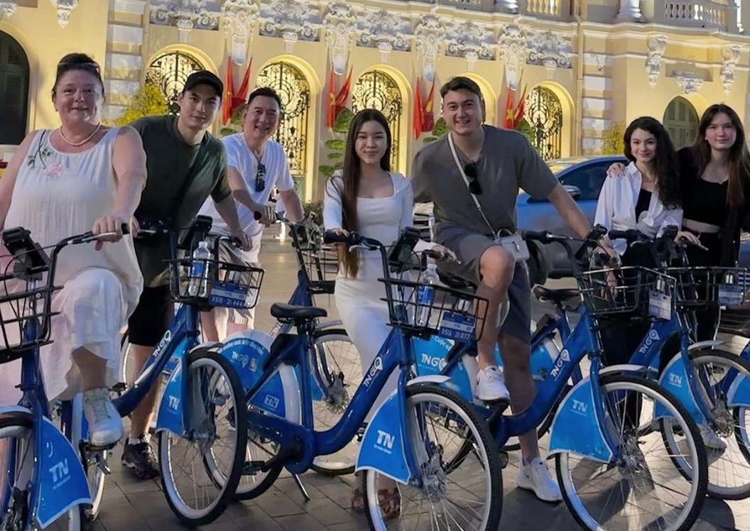 Sở hữu chiều cao 1,64m nhưng với vóc dáng cân đối, Yến Xuân không bị lép vế khi đứng cạnh nhiều người