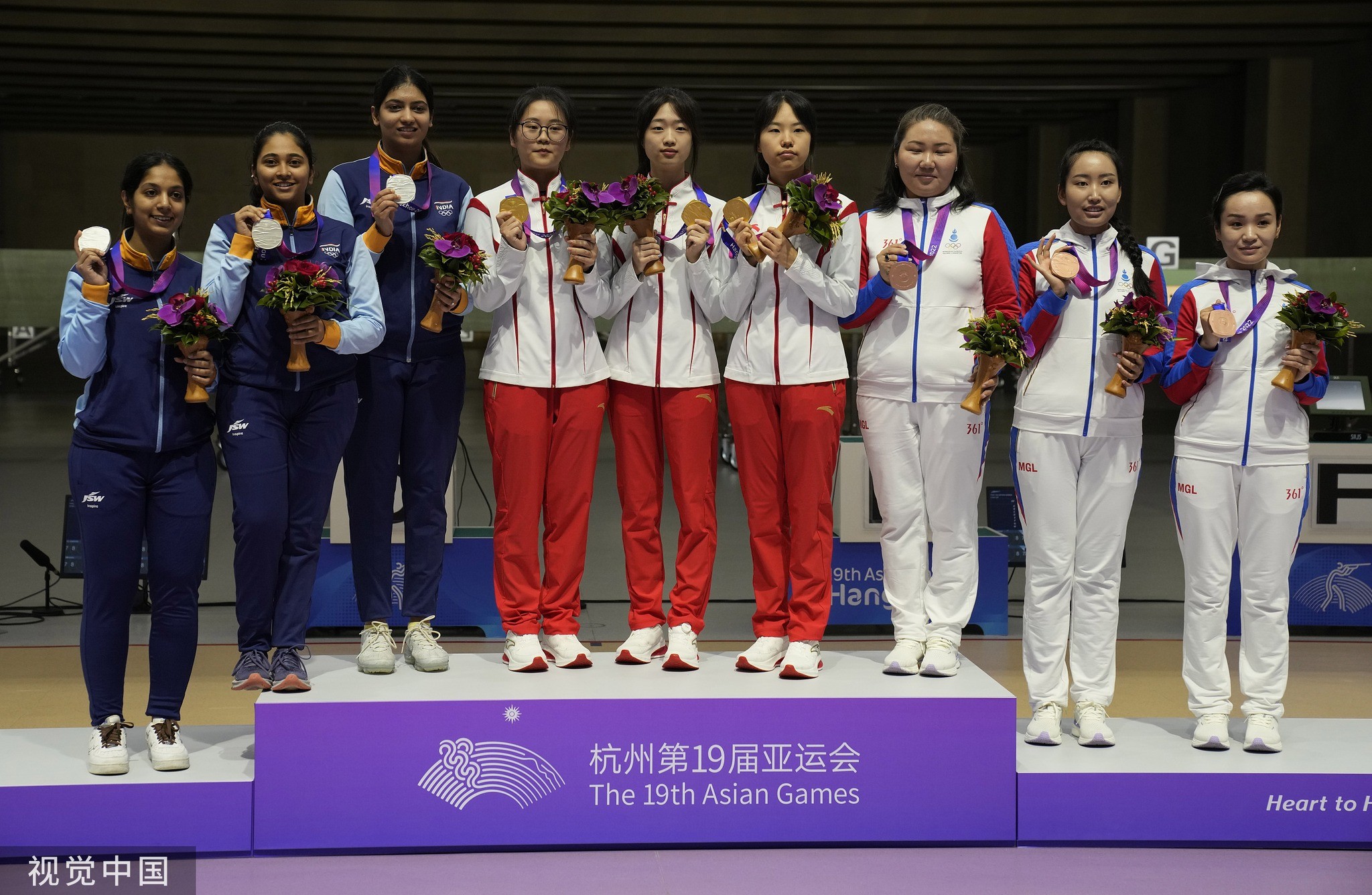 Huang Yuting cùng Han Jiayu và Wang Zhilin giành chiến thắng ở nội dung 10m súng trường hơi đồng đội nữ. 3 nữ xạ thủ phá kỷ lục châu Á với 1.896,6 điểm