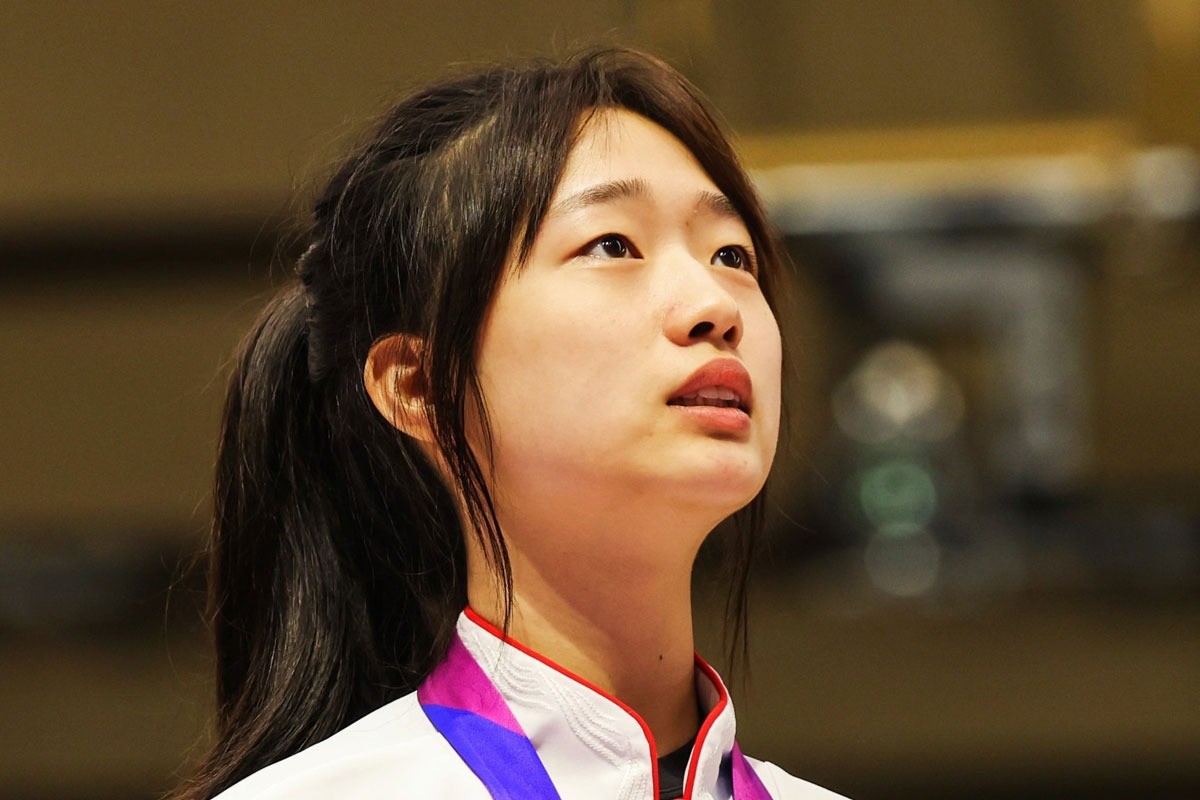 Huang Yuting sinh năm 2006 là con út trong gia đình có 3 anh chị em. Quê hương của cô, tỉnh Chiết Giang, vốn được xem là một trong những “lò” bắn súng hàng đầu tại Trung Quốc. 