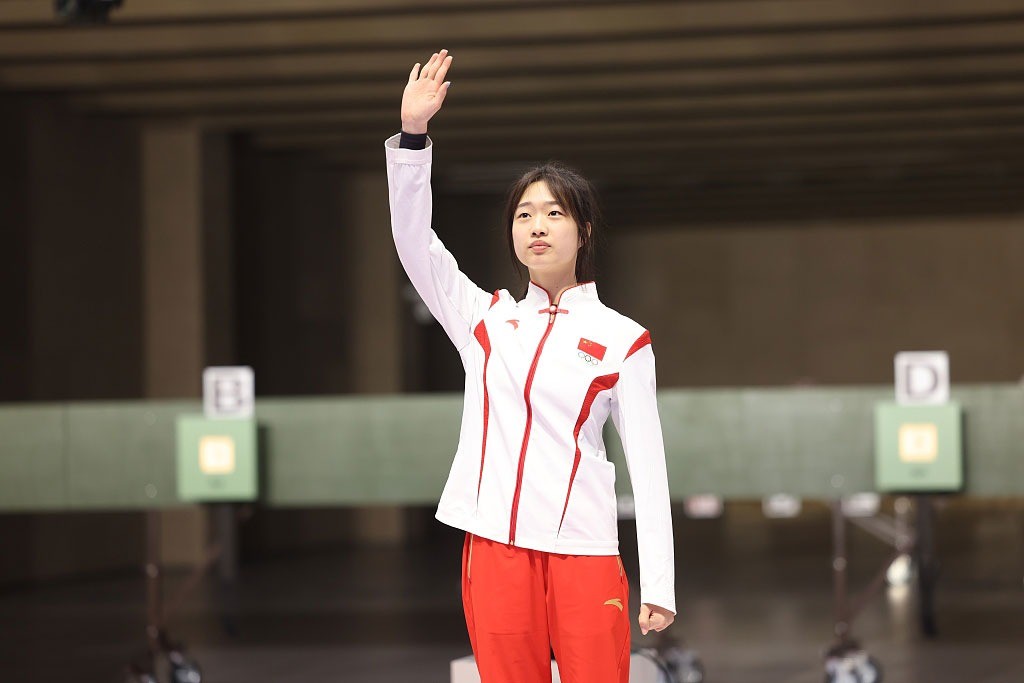 Ngoài ra, Huang Yuting cũng chinh phục HCV nội dung súng trường hơi 10m hỗn hợp