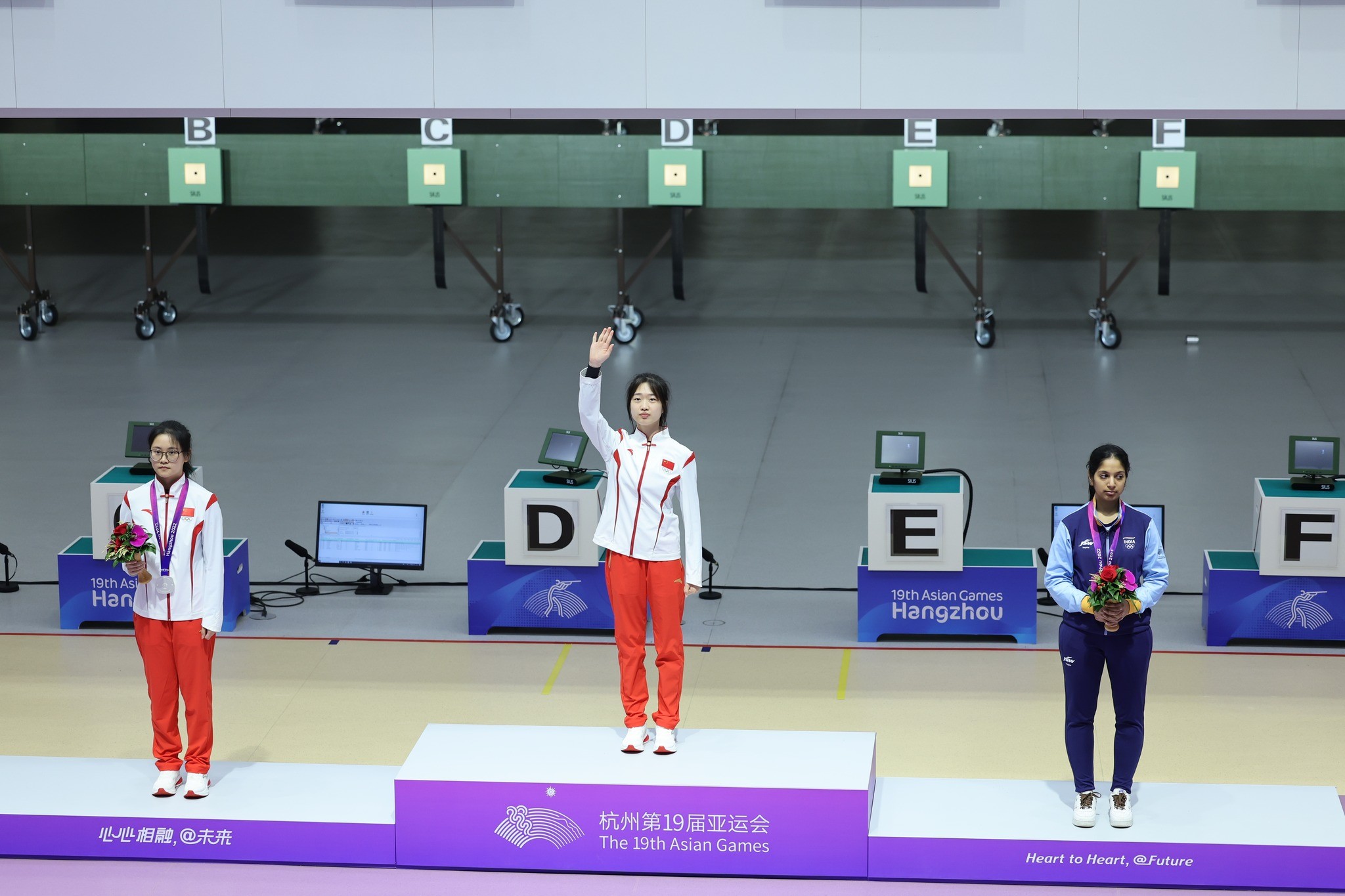 Huang Yuting là một trong những VĐV nổi bật nhất ASIAD 19. Dù mới 17 tuổi nhưng nữ xạ thủ đã xuất sắc giành được 3 HCV danh giá