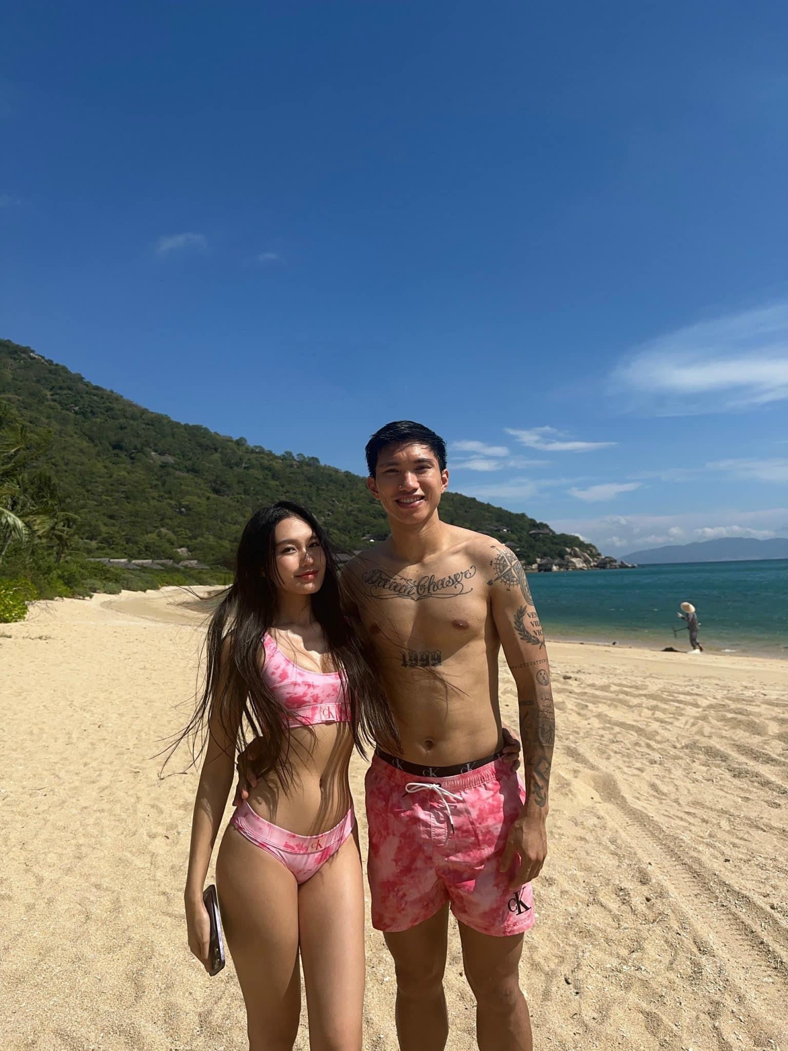 Văn Hậu sở hữu chiều cao 1m85 cùng thân hình lực lượng, bụng 6 múi. Trong khi 'nàng WAGs' Doãn Hải My cũng thu hút mọi ánh nhìn nhờ thân hình đầy gợi cảm Văn Hậu sở hữu chiều cao 1m85 cùng thân hình lực lượng, bụng 6 múi. Trong khi 'nàng WAGs' Doãn Hải My cũng thu hút mọi ánh nhìn nhờ thân hình đầy gợi cảm