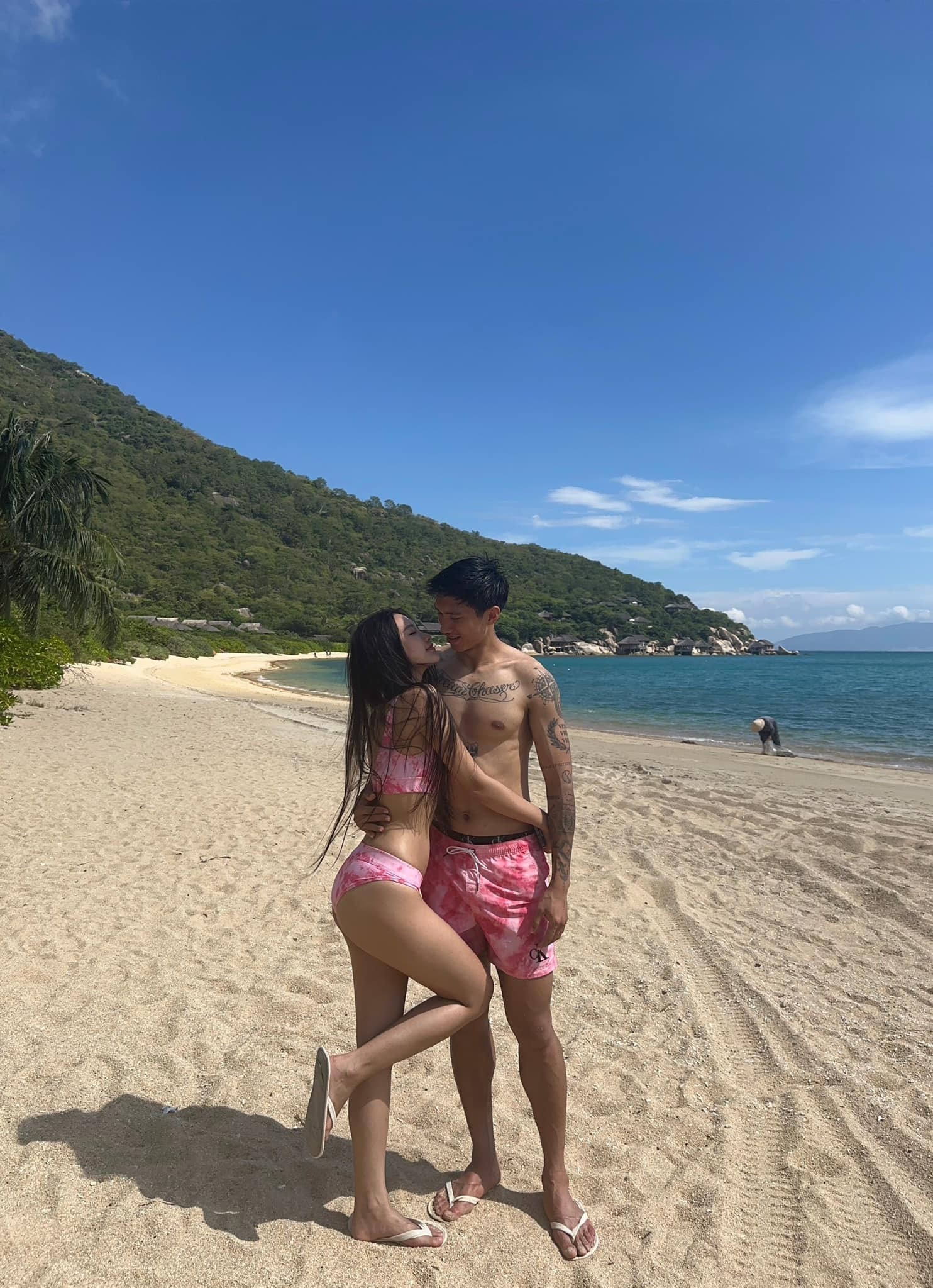 Mặc dù đã chính thức công khai mối quan hệ yêu đương thế nhưng, cặp đôi này vẫn chưa quyết định thời điểm tổ chức hôn lễ vì muốn tiếp tục phát triển sự nghiệp. Hiện tại, Văn Hậu đang trong quá trình hồi phục chấn thương. Hậu vệ quê Thái Bình không có tên trong danh sách ĐT Việt Nam chuẩn bị cho 3 trận giao hữu dịp FIFA Days tháng 10 gặp Trung Quốc, Uzbekistan và Hàn Quốc. Mặc dù đã chính thức công khai mối quan hệ yêu đương thế nhưng, cặp đôi này vẫn chưa quyết định thời điểm tổ chức hôn lễ vì muốn tiếp tục phát triển sự nghiệp. Hiện tại, Văn Hậu đang trong quá trình hồi phục chấn thương. Hậu vệ quê Thái Bình không có tên trong danh sách ĐT Việt Nam chuẩn bị cho 3 trận giao hữu dịp FIFA Days tháng 10 gặp Trung Quốc, Uzbekistan và Hàn Quốc.