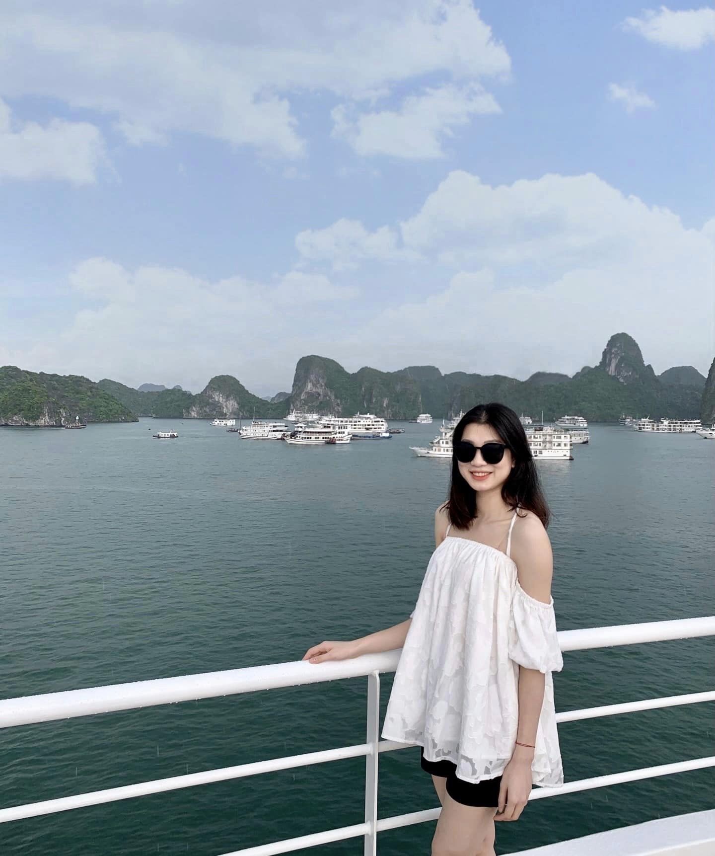 Đôi khi, cô nàng còn diện trang phục khoe vai trần gợi cảm Đôi khi, cô nàng còn diện trang phục khoe vai trần gợi cảm