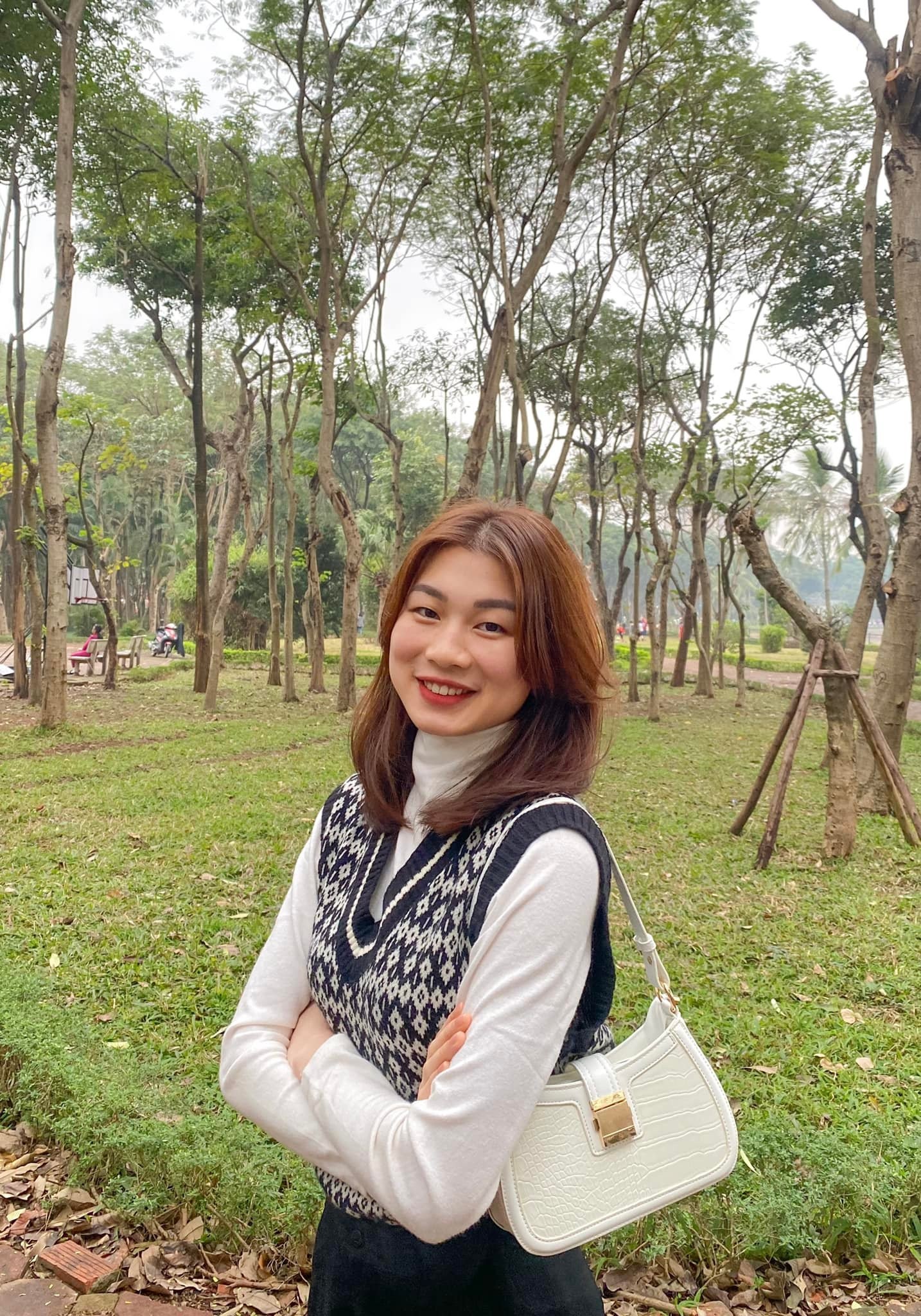 Phạm Thị Hiền gây ấn tượng với vẻ đẹp trong sáng cùng phong cách thời trang thanh lịch. Cô thường ăn mặc đơn giản, ưa chuộng quần ống suông Phạm Thị Hiền gây ấn tượng với vẻ đẹp trong sáng cùng phong cách thời trang thanh lịch. Cô thường ăn mặc đơn giản, ưa chuộng quần ống suông