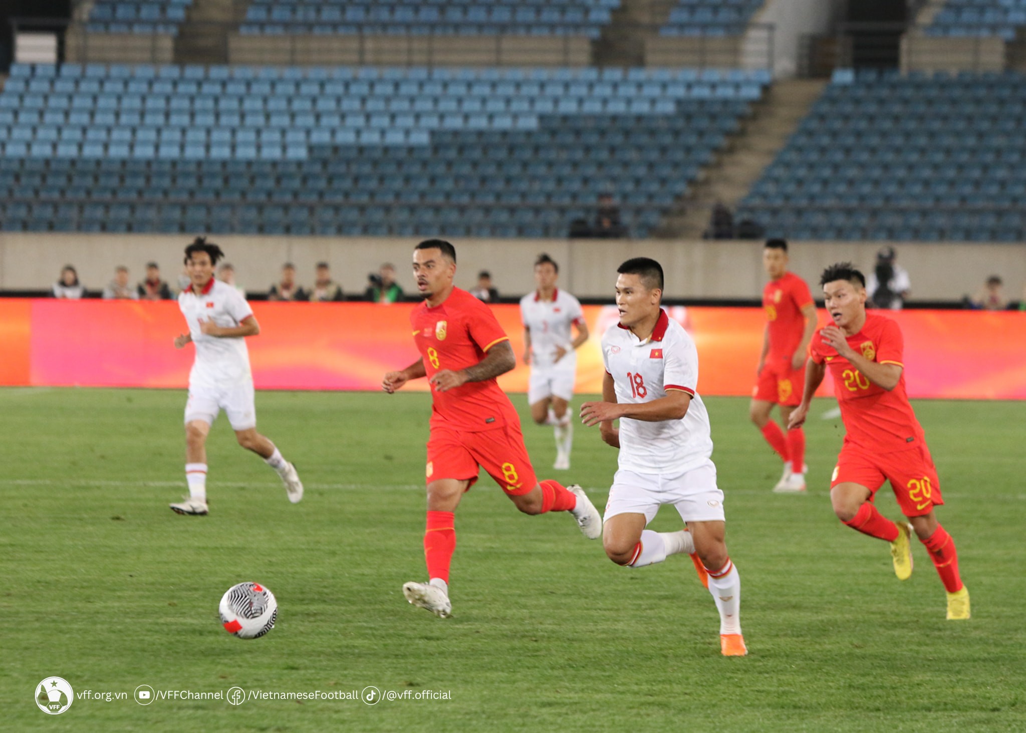 ĐT Việt Nam nhận 'cơn mưa chỉ trích' sau trận thua Trung Quốc, HLV Troussier kiên trì xây dựng lối chơi mới - Ảnh 4