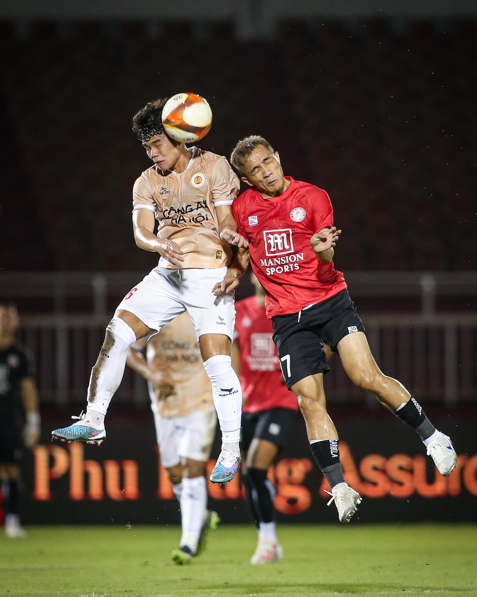 CLB TP.HCM (đỏ) để thua ĐKVĐ V-League CLB CAHN 1-3 CLB TP.HCM (đỏ) để thua ĐKVĐ V-League CLB CAHN 1-3