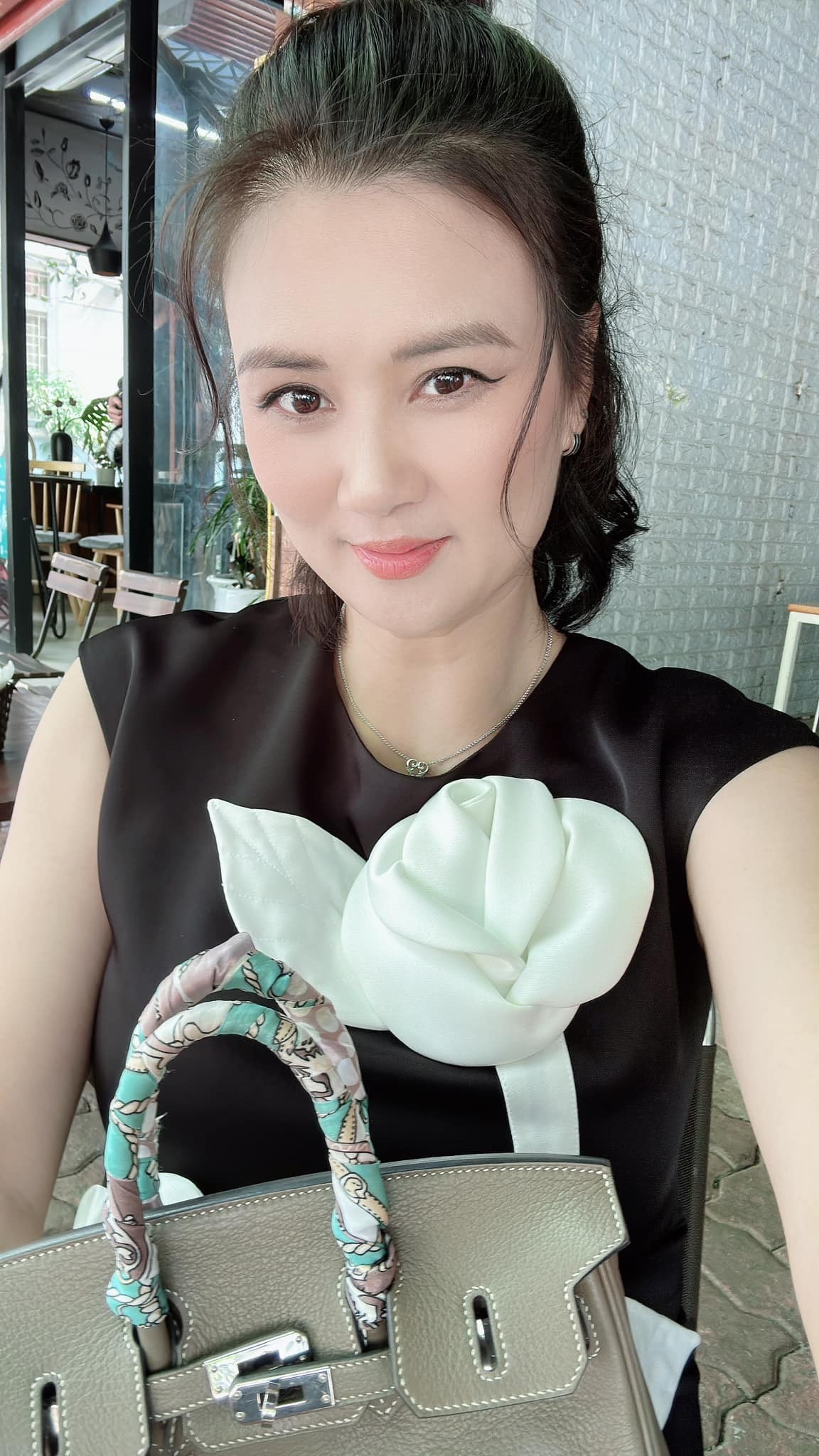 Kim Huệ sở hữu gương mặt khả ái, cùng làn da trắng ngần và vóc dáng đẹp của vận động viên thể thao, với chiều cao trên 1m80