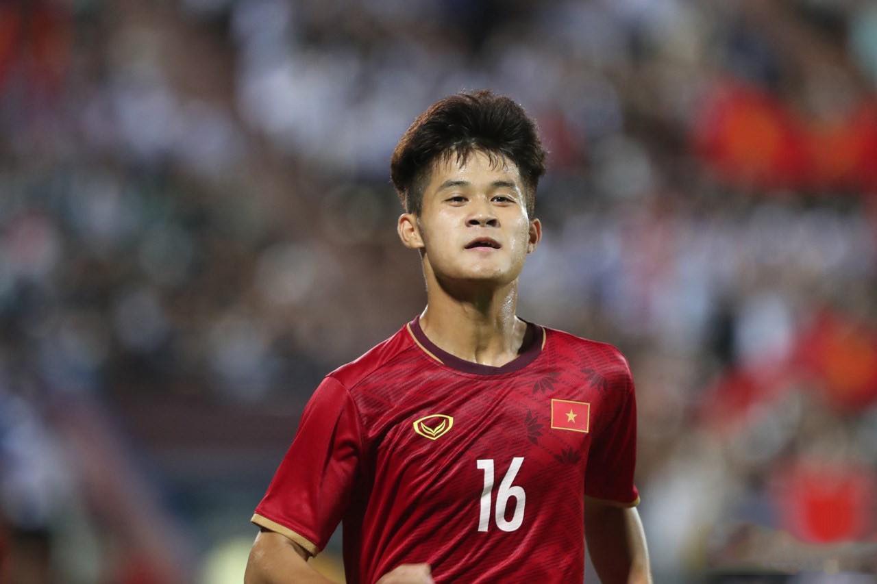 Tiền vệ Lê Đình Long Vũ