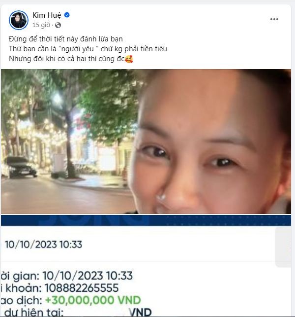 Mới đây trời Hà Nội vừa trở lạnh Kim Huệ đã được bạn trai 'ting ting' ngay 30 triệu kèm dòng chú thích 'yêu vợ nhiều'. Dù đã có thời gian khá dài hẹn hò nhưng nửa kia của Kim Huệ vẫn được giấu kín