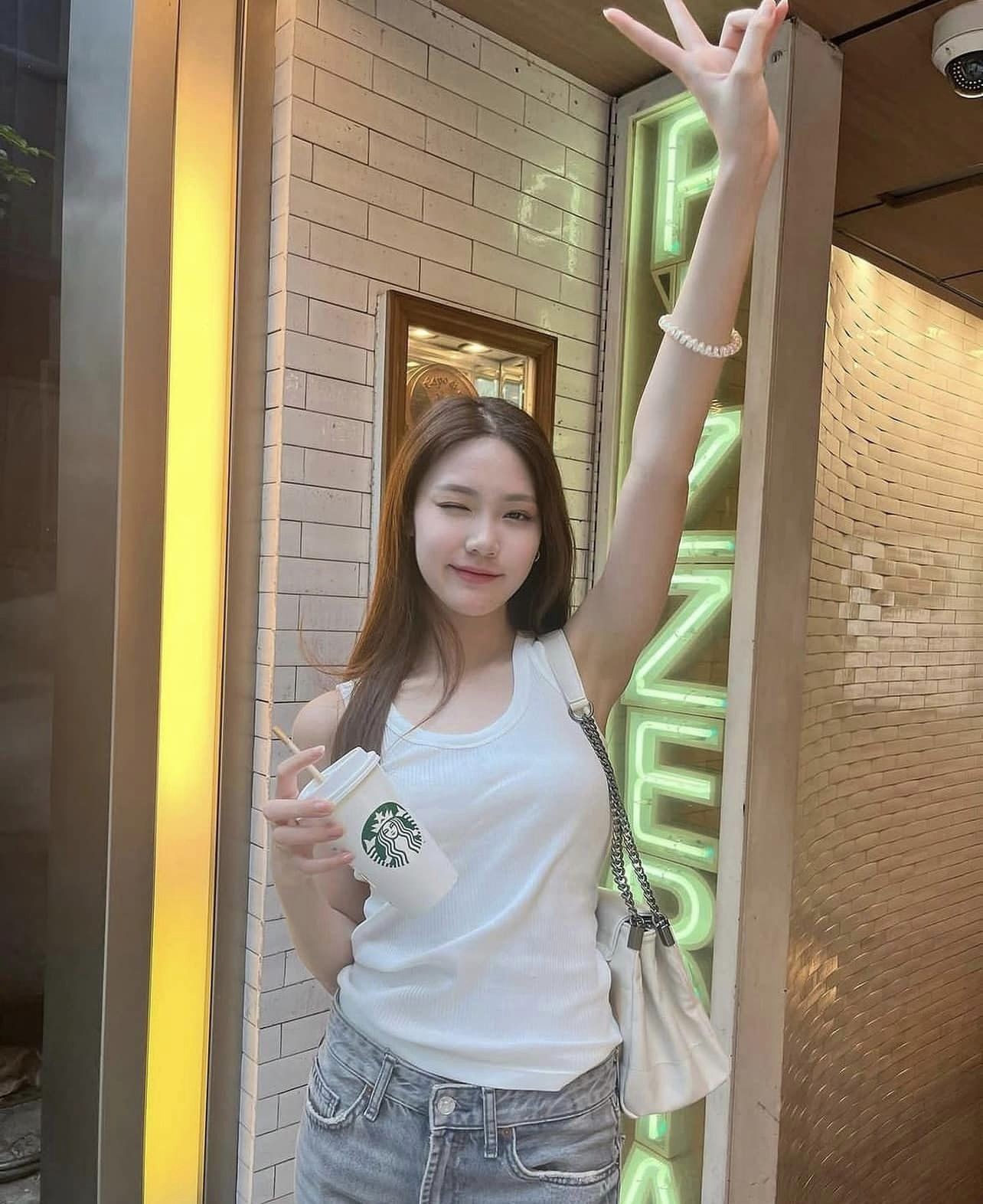 Mặc dù mới 16 tuổi nhưng độ nổi tiếng của cô nàng không thua kém gì các ngôi sao