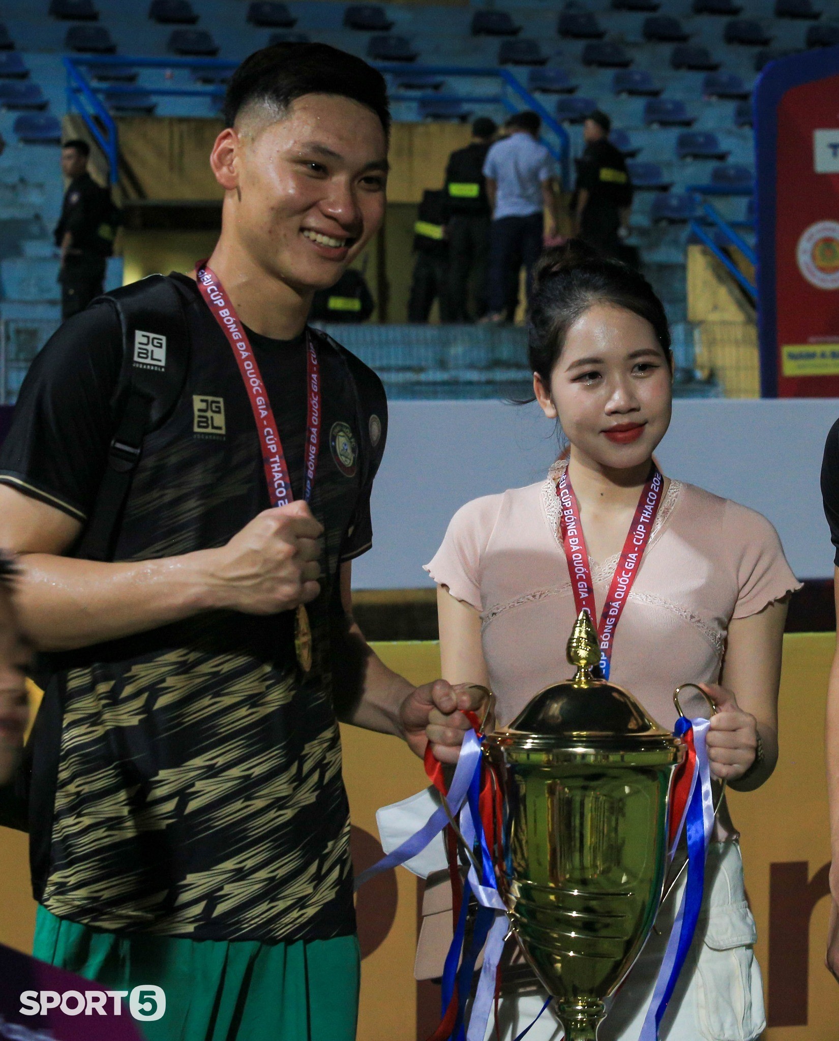Tối ngày 6/10, CLB Thanh Hoá thắng 3-1 trước CLB CAHN để giành Siêu Cup quốc gia 2023. Sau trận đấu các cầu thủ đã đưa bạn gái xuống sân ăn mừng Tối ngày 6/10, CLB Thanh Hoá thắng 3-1 trước CLB CAHN để giành Siêu Cup quốc gia 2023. Sau trận đấu các cầu thủ đã đưa bạn gái xuống sân ăn mừng