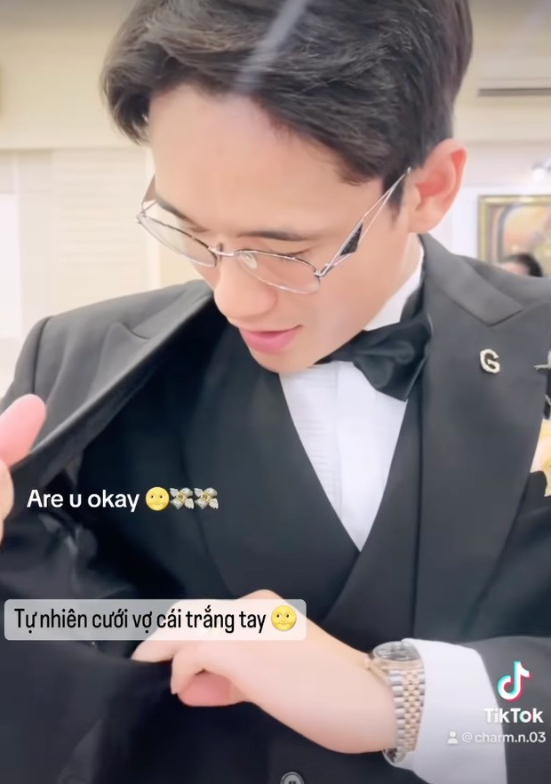 Trung vệ đang thuộc biến chế CLB CAHN bày ra biểu cảm thất thần, buồn tẻ bởi từ nay anh đã chính thức 'trắng tay'