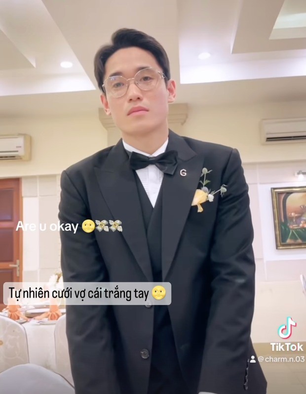 Mới đây, bà xã Tấn Sinh đăng tải video ghi lại khoảnh khắc anh lục lọi khắp các túi trong bộ vest diện trên người nhưng không tìm thấy đồng tiền nào