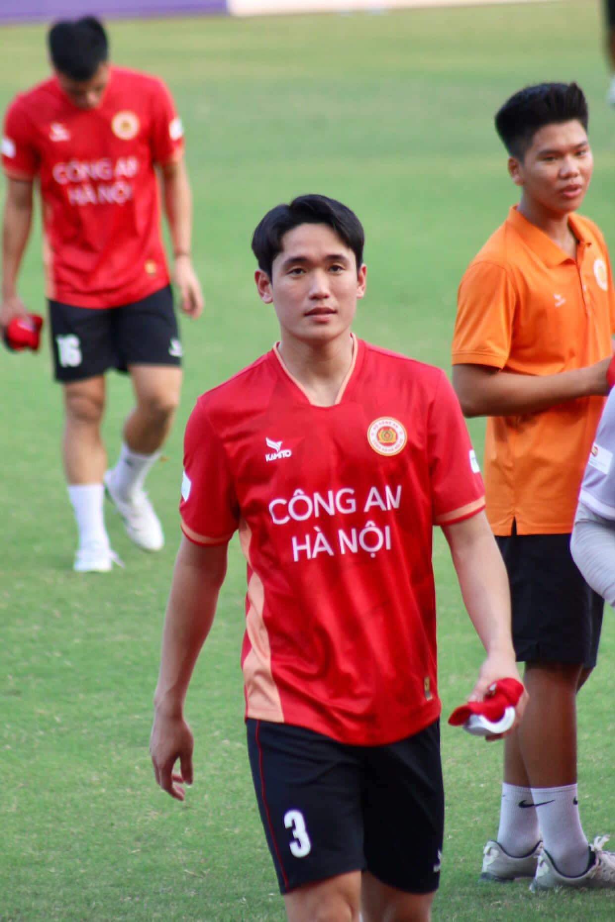 Huỳnh Tấn Sinh sinh năm 1998 thi đấu ở vị trí trung vệ cho CLB CAHN. Anh thu hút sự chú ý nhờ vẻ ngoài điển trai, chiều cao lên tới 1m85. Mỗi khi được nghỉ, trung vệ quê Quảng Nam thường tranh thủ gặp nhau