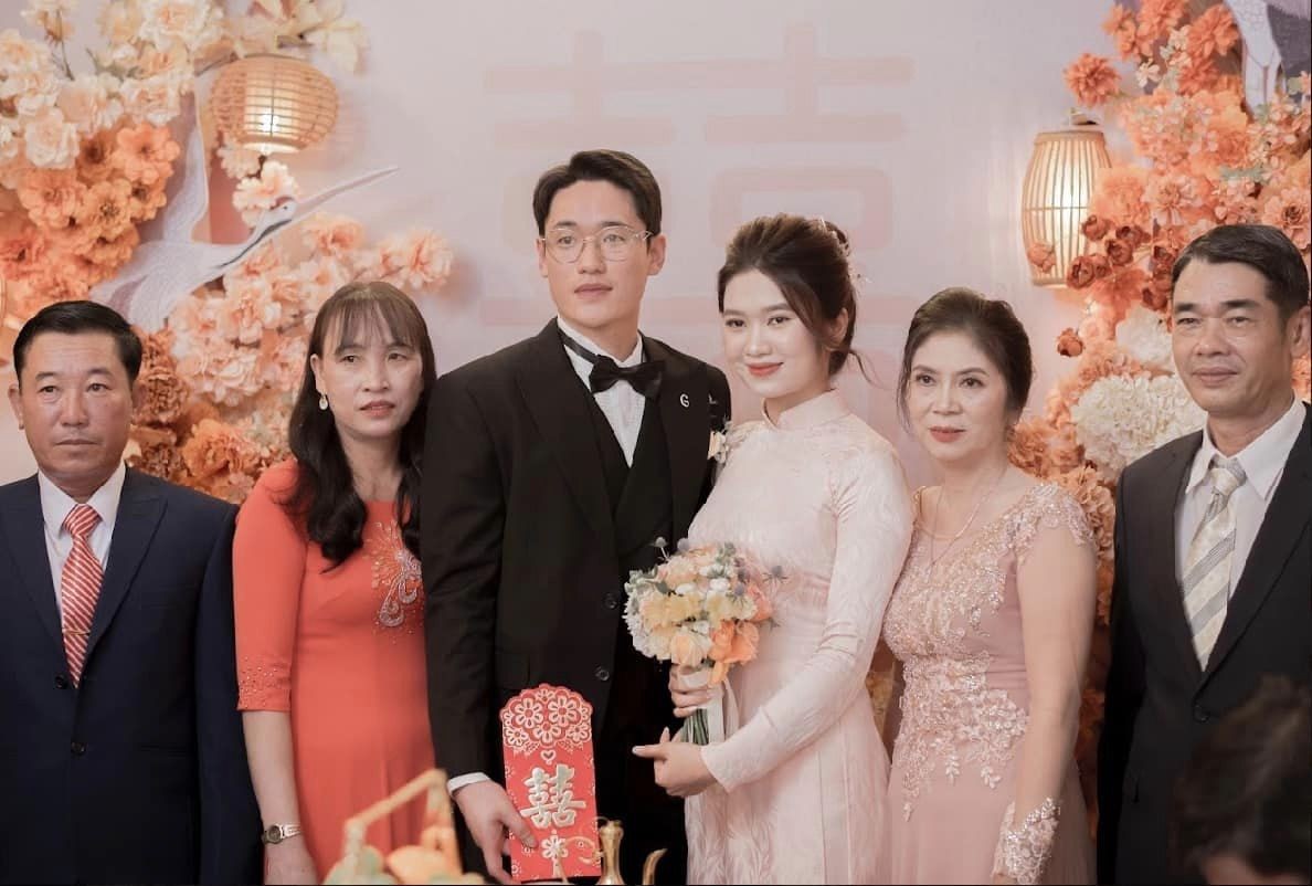 Cựu tuyển thủ U23 Việt Nam bỗng 'trắng tay' sau khi lấy được bà xã xinh đẹp - Ảnh 1