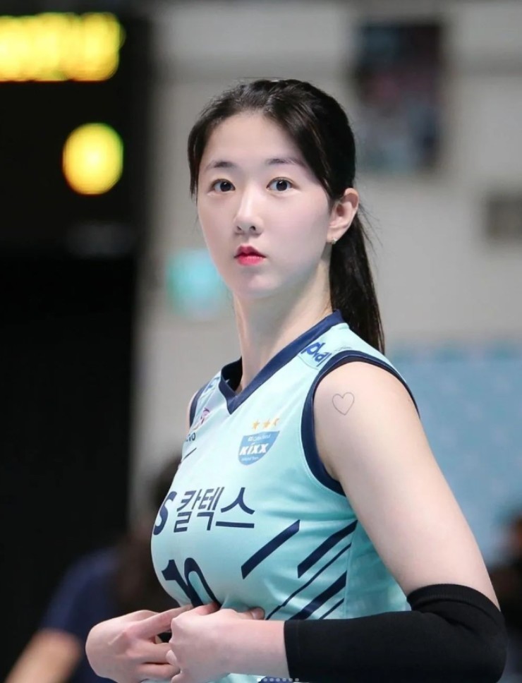 Kang So Hwi sinh năm1997 tại thành phố Gyeongsan thuộc tỉnh Gyeongsang Bắc – Hàn Quốc. Cô hiện khoác áo đội bóng GS Caltex Seoul KIXX Kang So Hwi sinh năm1997 tại thành phố Gyeongsan thuộc tỉnh Gyeongsang Bắc – Hàn Quốc. Cô hiện khoác áo đội bóng GS Caltex Seoul KIXX