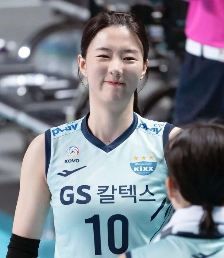 Kang So Hwi luôn thu hút sự chú ý trên sân nhờ gương mặt ‘đẹp không tỳ vết’ Kang So Hwi luôn thu hút sự chú ý trên sân nhờ gương mặt ‘đẹp không tỳ vết’
