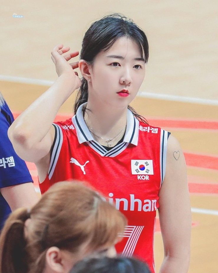 Kang So Hwi vừa khép lại kỳ ASIAD 19 không thành công cùng ĐT bóng chuyền nữ Hàn Quốc. VĐV 26 tuổi phải lên tiếng xin lỗi người hâm mộ Hàn Quốc sau thất bại của đội nhà Kang So Hwi vừa khép lại kỳ ASIAD 19 không thành công cùng ĐT bóng chuyền nữ Hàn Quốc. VĐV 26 tuổi phải lên tiếng xin lỗi người hâm mộ Hàn Quốc sau thất bại của đội nhà