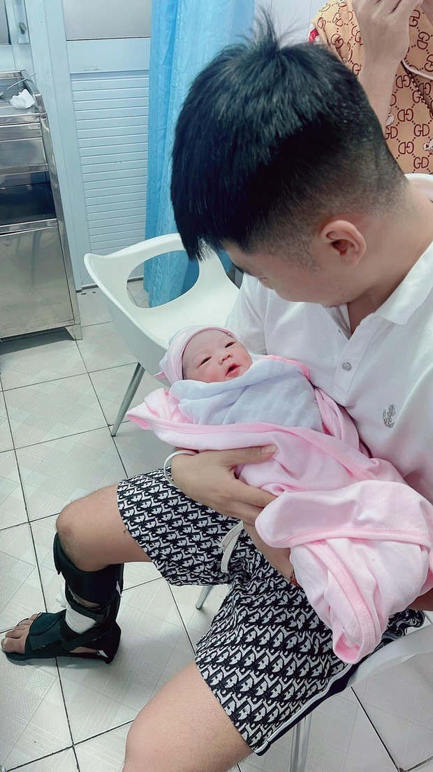 Trung Hiếu công khai hình ảnh con vào lòng, chân cầu thủ này vẫn còn đang phải bó vì chấn thương gặp phải ở trận giao hữu với ĐT Palestine. Em bé tên là Phạm Anh Thư biệt danh là mật ong