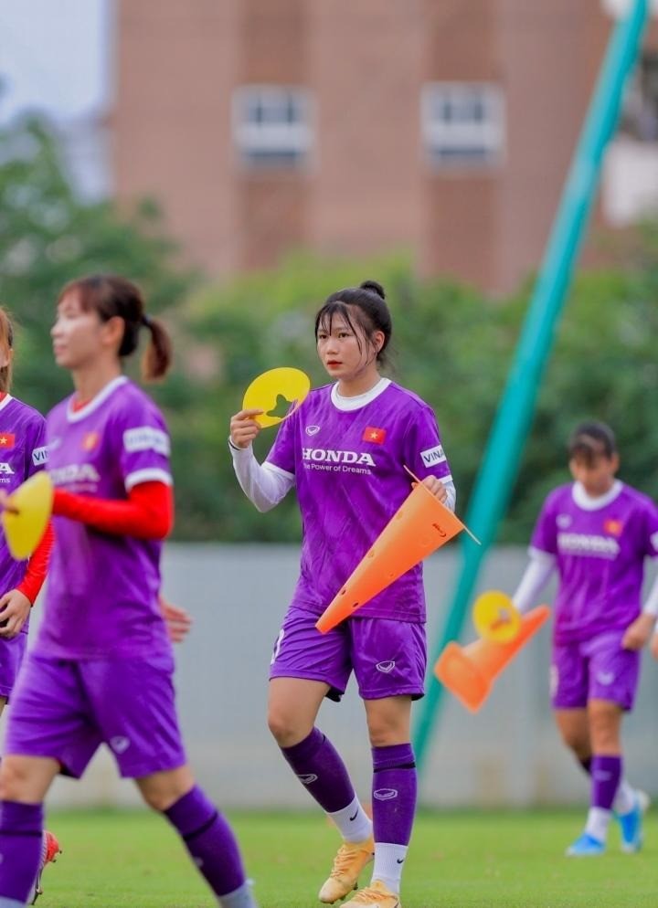 Châu Thị Vang là tài năng trẻ của đội bóng đá nữ Than khoáng sản Việt Nam. HLV Mai Đức Chung từng gọi cầu thủ này lên ĐT nữ Việt Nam chuyến tập huấn và giao hữu với ĐT nữ Pháp