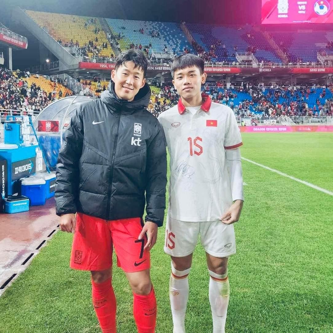 Tiền vệ Đình Bắc chụp ảnh cùng Son Heung Min