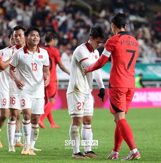 Cầu thủ Việt Nam được fan Hàn khen vì hành động ý nghĩa với Son Heung Min - Ảnh 1 Cầu thủ Việt Nam được fan Hàn khen vì hành động ý nghĩa với Son Heung Min - Ảnh 1