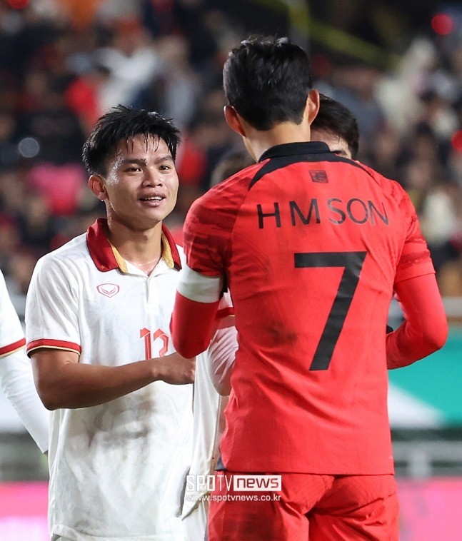 Cầu thủ Việt Nam được fan Hàn khen vì hành động ý nghĩa với Son Heung Min - Ảnh 4 Cầu thủ Việt Nam được fan Hàn khen vì hành động ý nghĩa với Son Heung Min - Ảnh 4
