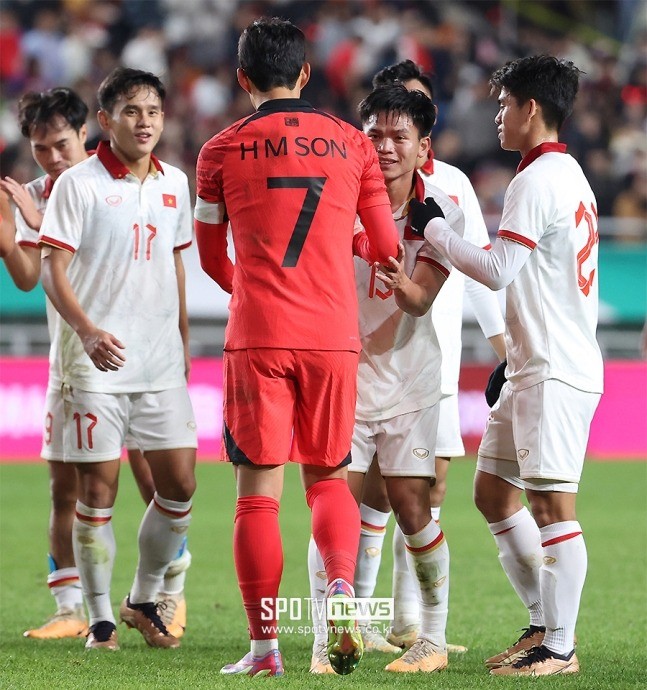 Cầu thủ Việt Nam được fan Hàn khen vì hành động ý nghĩa với Son Heung Min - Ảnh 3 Cầu thủ Việt Nam được fan Hàn khen vì hành động ý nghĩa với Son Heung Min - Ảnh 3