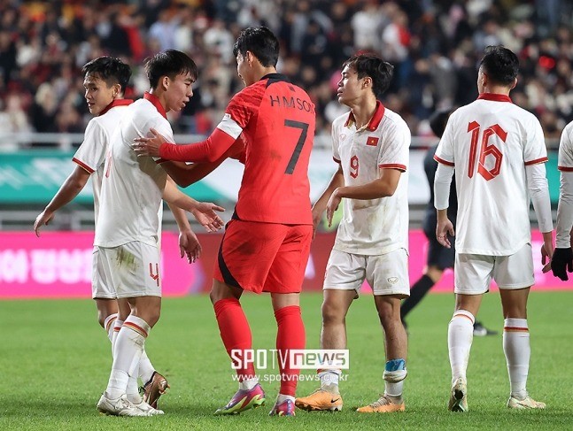 Cầu thủ Việt Nam được fan Hàn khen vì hành động ý nghĩa với Son Heung Min - Ảnh 2 Cầu thủ Việt Nam được fan Hàn khen vì hành động ý nghĩa với Son Heung Min - Ảnh 2