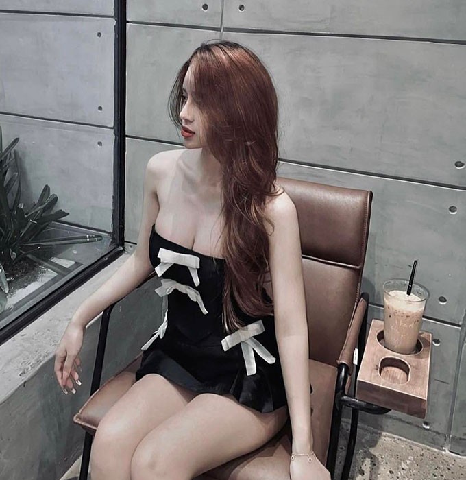 Nàng WAG gốc Hải Phòng lại khiến cư dân mạng “đứng ngồi không yên” khi tung bức ảnh diện đầm bó sát, để lộ vai trần tôn vòng 1 đầy quyền rũ. Nàng WAG gốc Hải Phòng lại khiến cư dân mạng “đứng ngồi không yên” khi tung bức ảnh diện đầm bó sát, để lộ vai trần tôn vòng 1 đầy quyền rũ.
