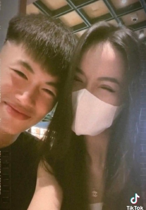 Dù hiếm khi đăng ảnh với bạn gái nhưng Văn Trường khẳng định là “hoa có chủ” bằng cách để trạng thái mối quan hệ trên trang cá nhân Dù hiếm khi đăng ảnh với bạn gái nhưng Văn Trường khẳng định là “hoa có chủ” bằng cách để trạng thái mối quan hệ trên trang cá nhân