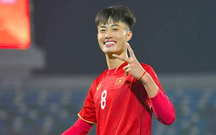 Không chỉ gây ấn tượng khi ra sân, Văn Trường còn sở hữu ngoại hình nổi bật gây chú ý. Anh chàng sinh năm 2003, sở hữu chiều cao 1m82, hay cười, tính cách vui vẻ nên được nhiều người yêu mến Không chỉ gây ấn tượng khi ra sân, Văn Trường còn sở hữu ngoại hình nổi bật gây chú ý. Anh chàng sinh năm 2003, sở hữu chiều cao 1m82, hay cười, tính cách vui vẻ nên được nhiều người yêu mến
