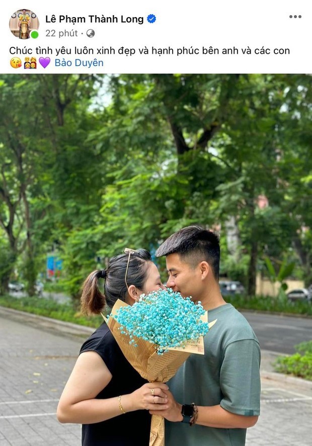 Tiền vệ Phạm Thành Long thể hiện tình cảm cực ngọt với bà xã Bảo Duyên