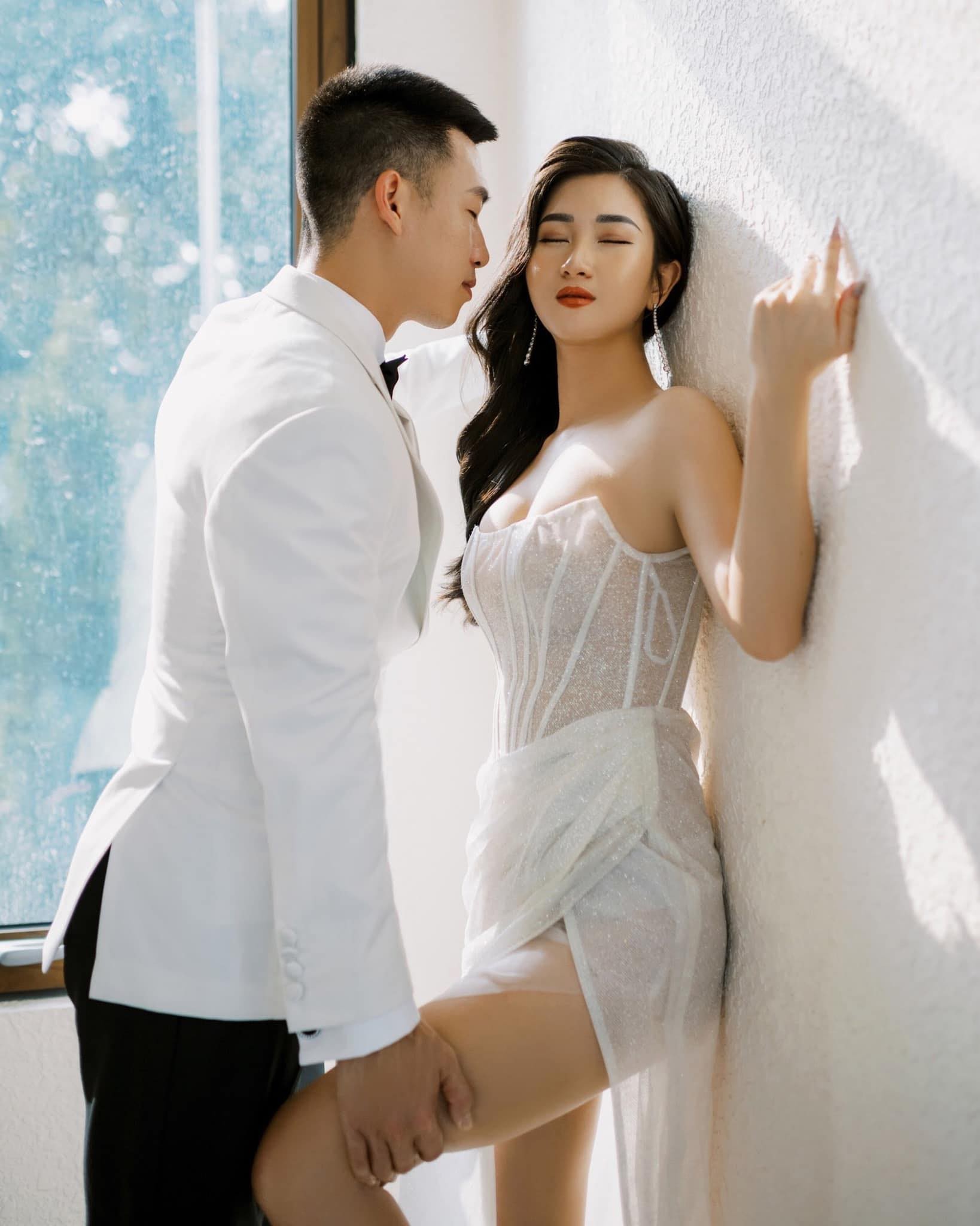 Trong làng bóng đá, có thể nói một trong những cặp đôi có quãng đường yêu đương dài lâu nhất là cầu thủ Nguyễn Huy Hùng và Nguyễn Thùy Dương. Cặp đôi đã bên nhau 8 năm trước khi chính thức về chung một nhà vào hôm nay - 4/12/2022 Trong làng bóng đá, có thể nói một trong những cặp đôi có quãng đường yêu đương dài lâu nhất là cầu thủ Nguyễn Huy Hùng và Nguyễn Thùy Dương. Cặp đôi đã bên nhau 8 năm trước khi chính thức về chung một nhà vào hôm nay - 4/12/2022